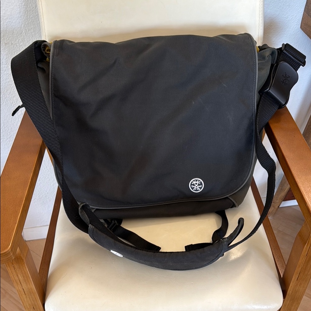 Crumpler part and parcel green Messenger Bag